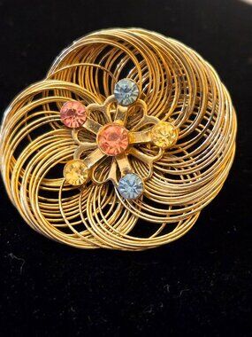 Vintage Gold Tone Wirework Swirl Brooch Multicolored Rhinestone Flower Mid Centu